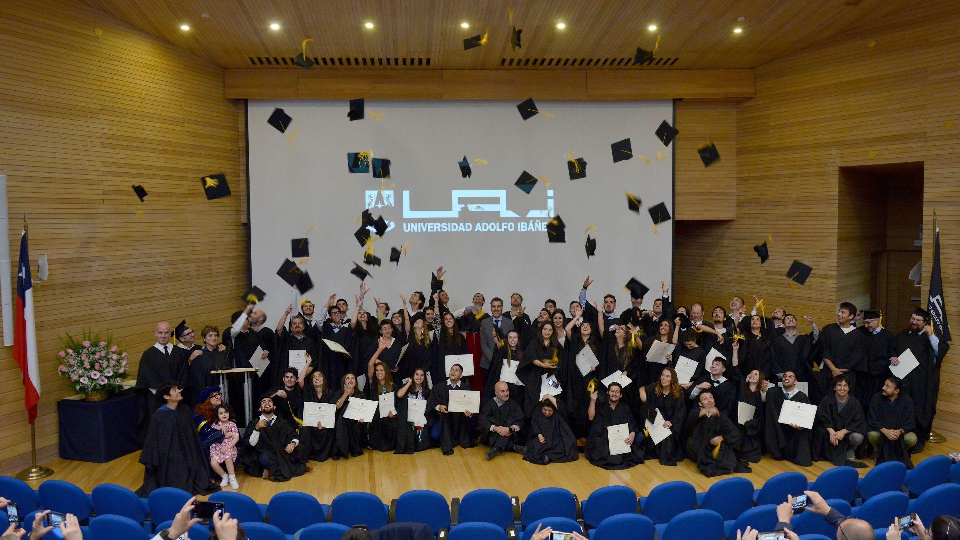 Nueva generación de ingenieros en diseño UAI recibe sus títulos y grados 
