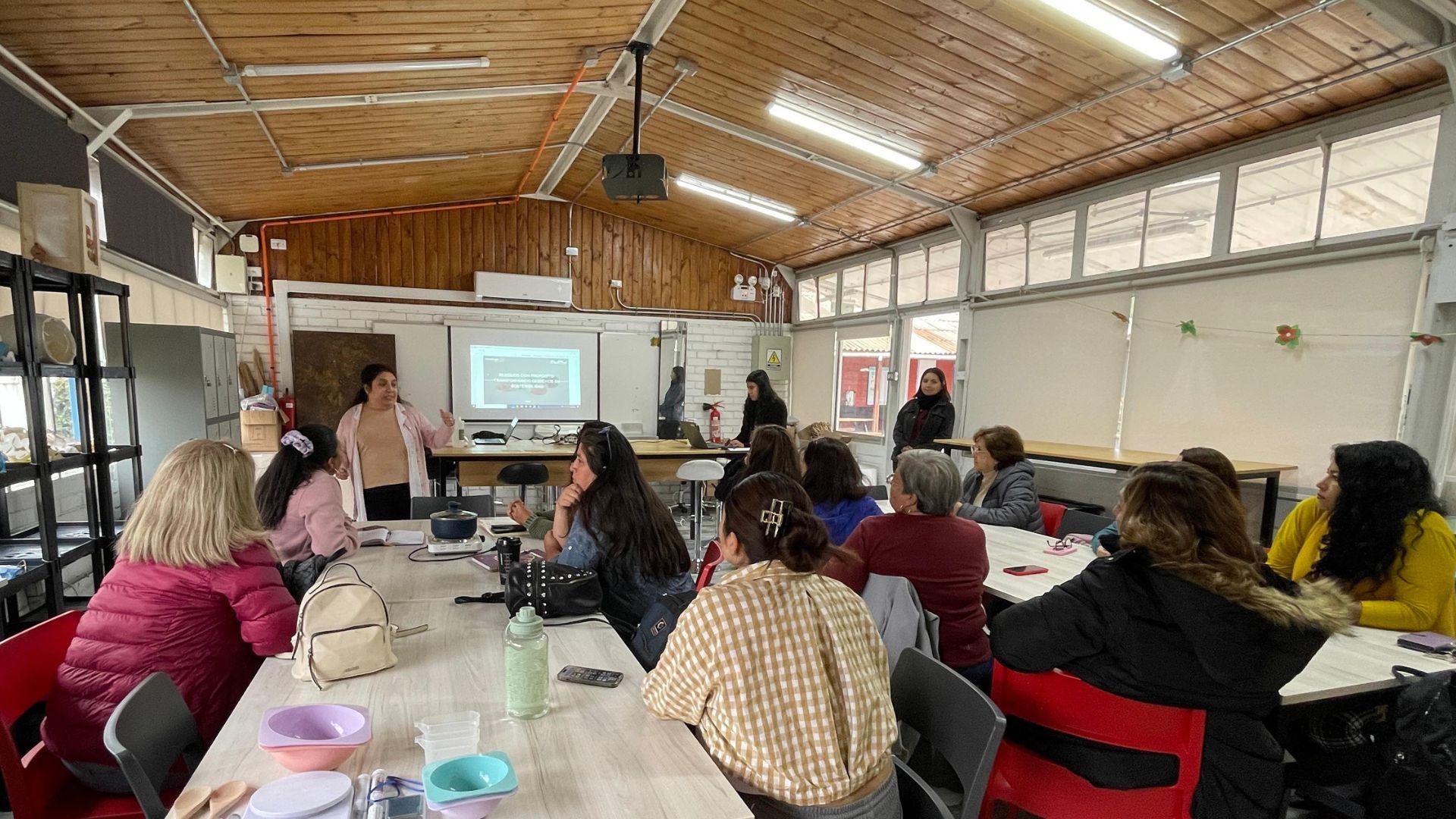 Escuela de Diseño y corporación Yunus imparten taller para mujeres emprendedoras de Peñalolén