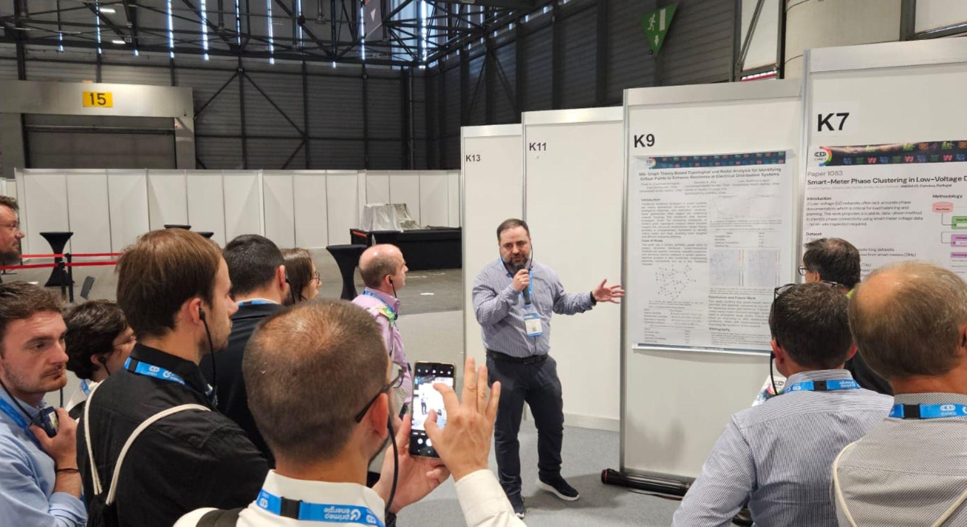 Estudiante UAI expone investigación en conferencia internacional sobre redes eléctricas