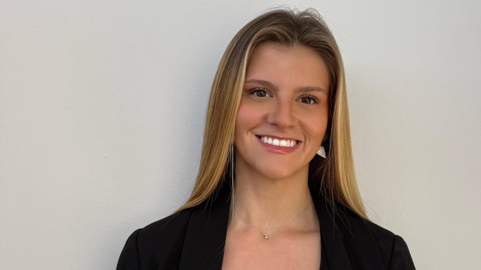 Sofía Santibáñez, estudiante de Ingeniería Comercial de la UAI, asume como Agente de Aduana