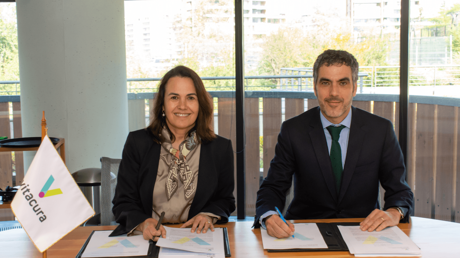 Vitacura y la Universidad Adolfo Ibáñez sellan convenio para impulsar la educación continua