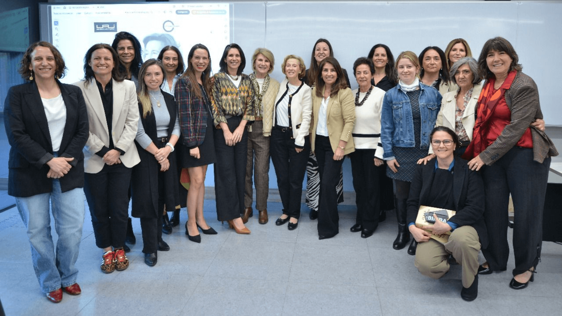 Julia Navarro dialoga con académicas UAI y líderes de ComunidadMujer 