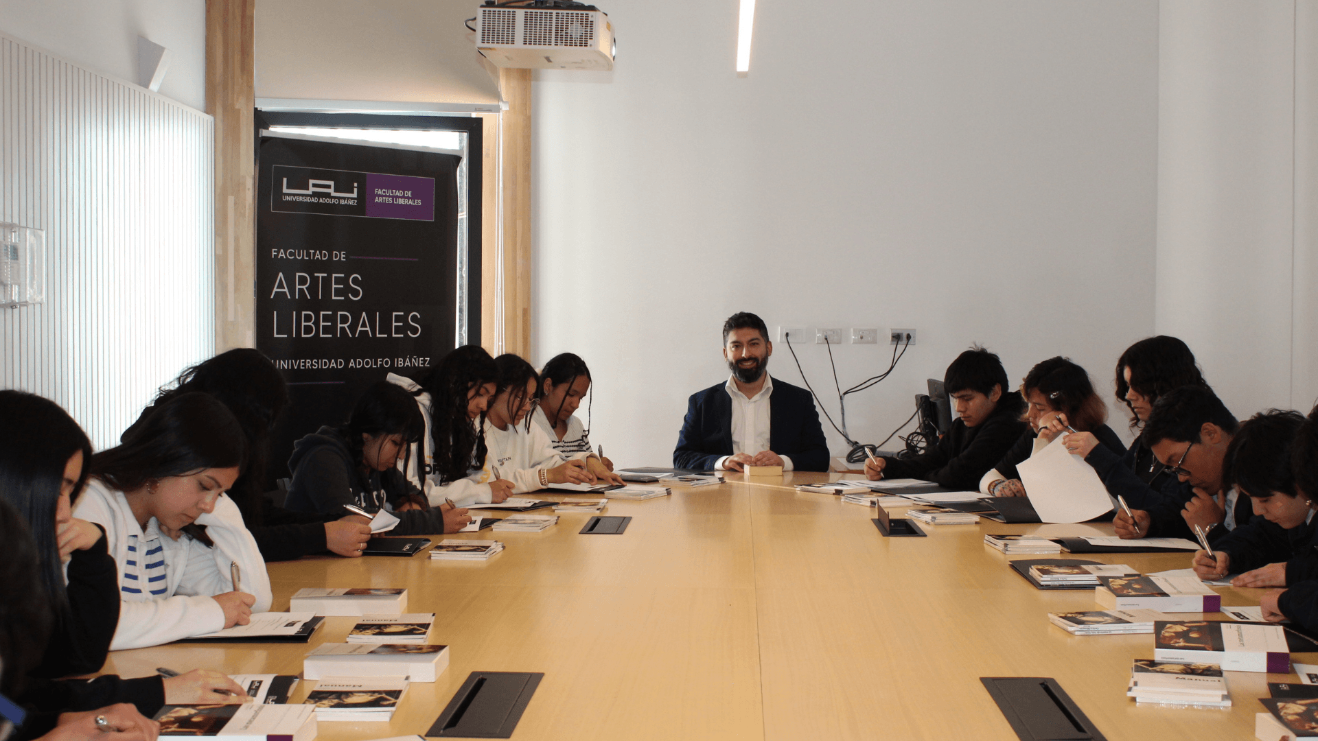 UAI impulsa una nueva versión del Programa Core junto a liceos de Peñalolén
