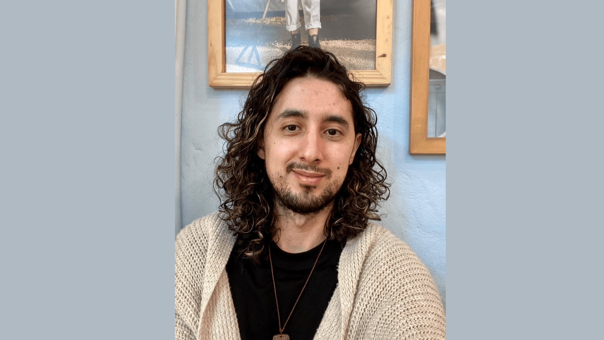 Formación en Literatura Comparada inspira a exalumno UAI a crear proyecto educativo y artístico