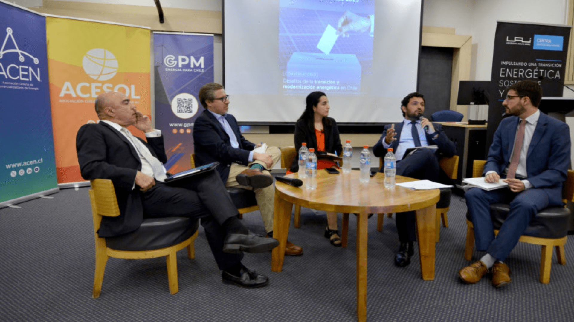 Representantes de candidatos presidenciales discuten errores tarifarios y propuestas energéticas