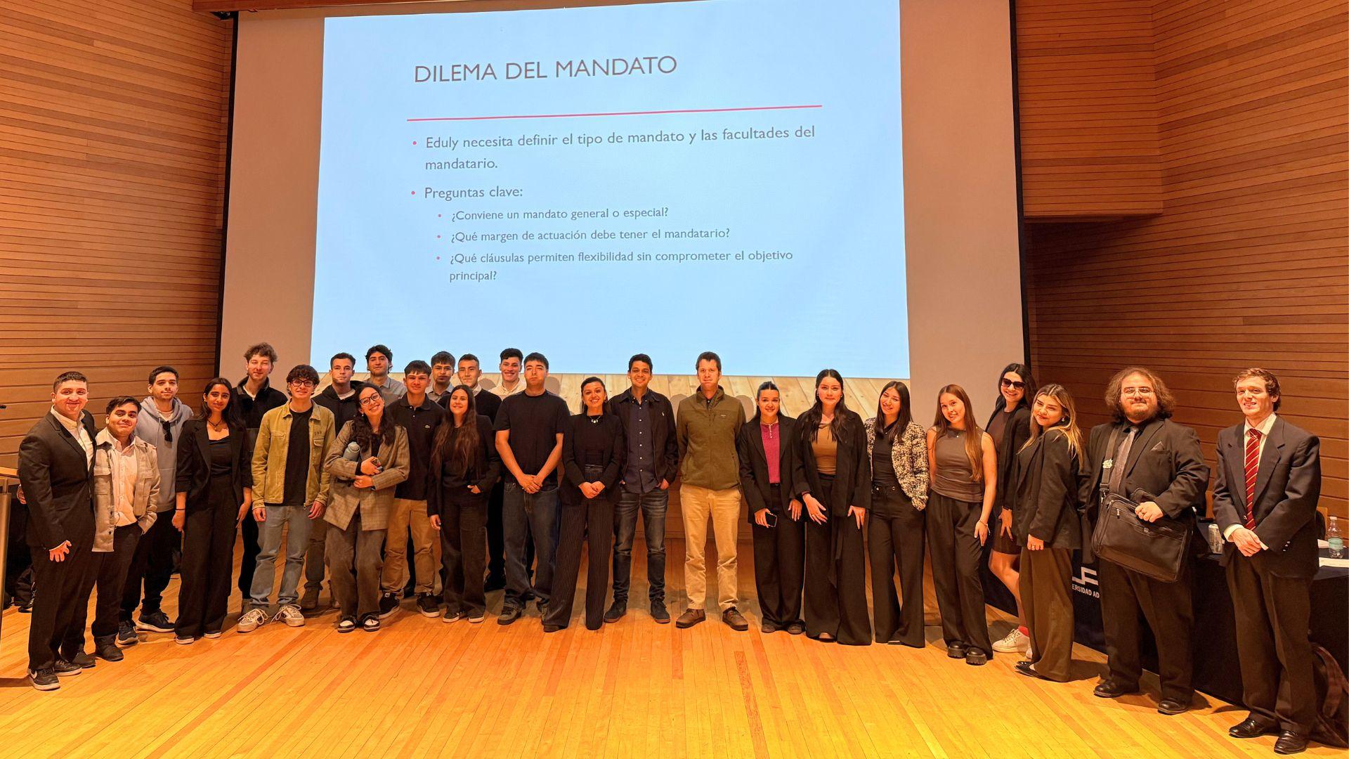 Estudiantes de Contratos Civiles participaron en simulación de negociación entre startups