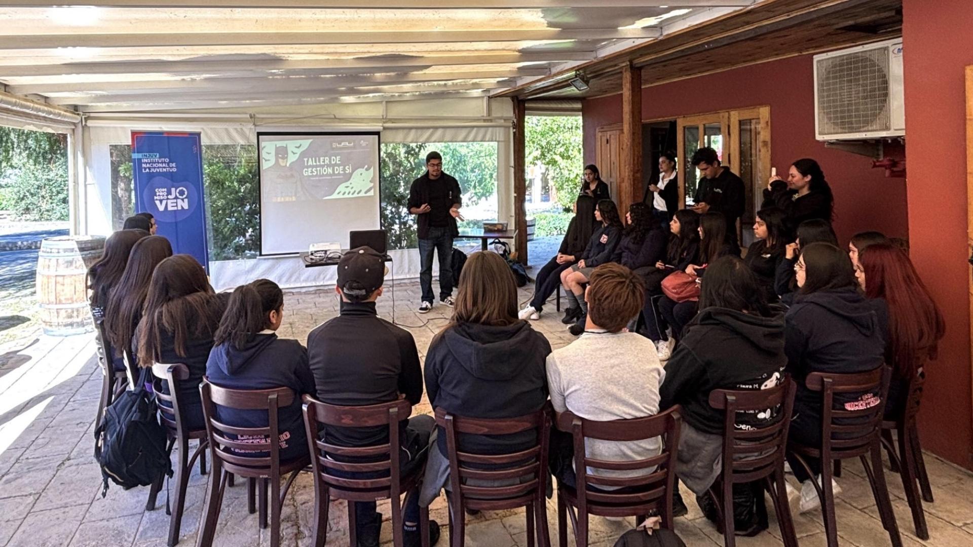 Teaching UAI: estudiantes imparten talleres de liderazgo y desarrollo personal en colegios de la Reg