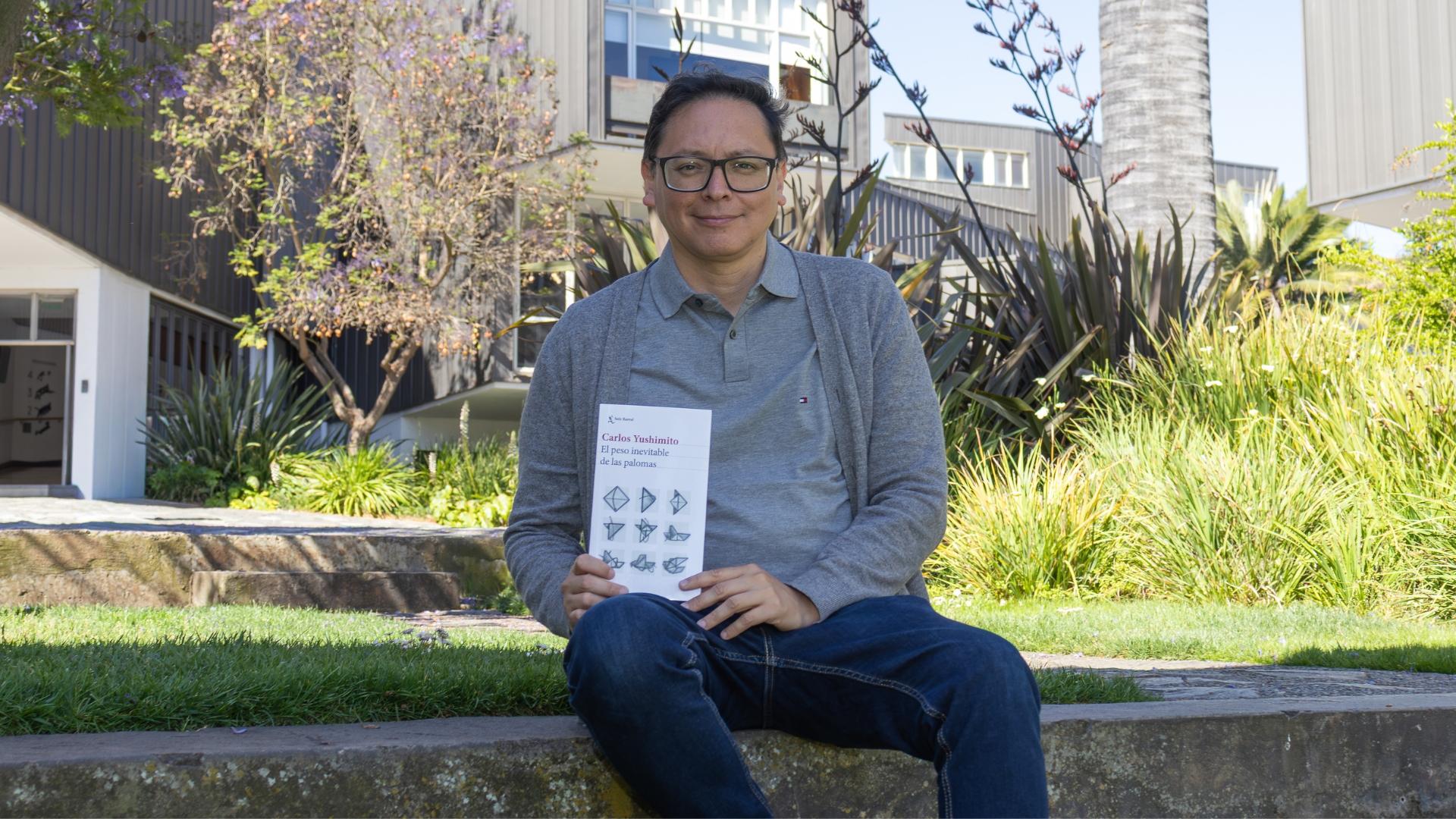 Académico UAI Carlos Yushimito recibe Premio Nacional de Literatura 2025 de Perú