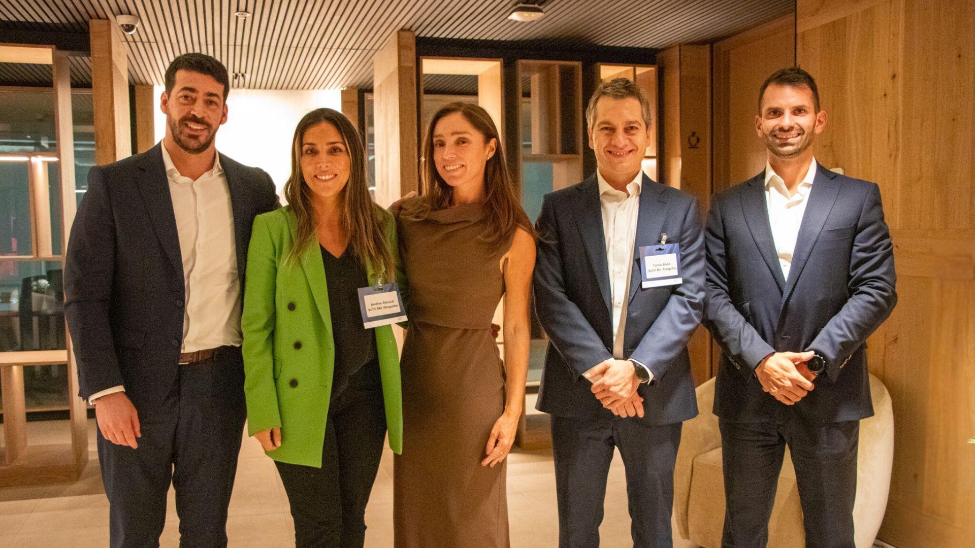 Ainhoa Pozzi y José Manuel Vivanco lideran encuentro de exalumnos de Derecho UAI