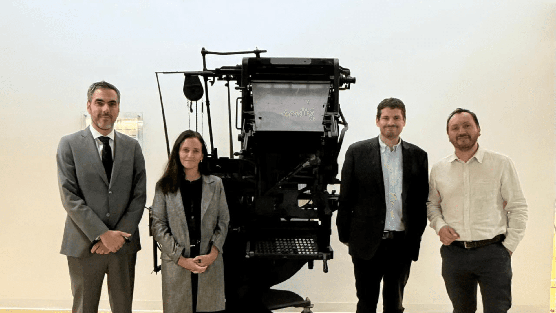 Diario La Tercera dona histórica máquina de linotipia a la Universidad Adolfo Ibáñez