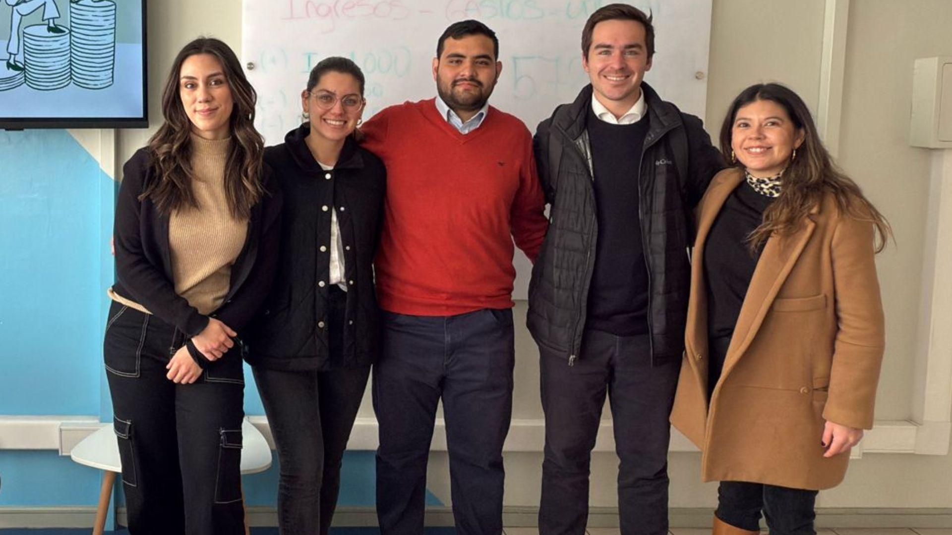 Estudiantes de Derecho UAI son premiados en Desafío Pro Bono por proyecto de educación tributaria