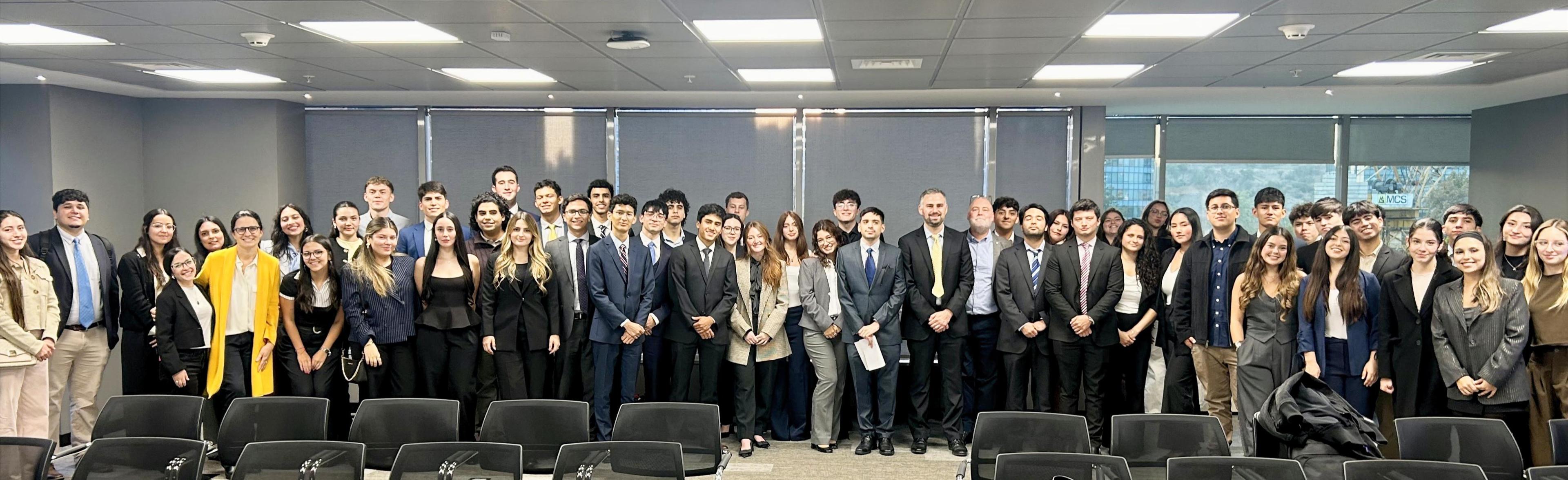 Estudiantes de Derecho UAI visitan el CAM Santiago y participan en ejercicio práctico de mediación