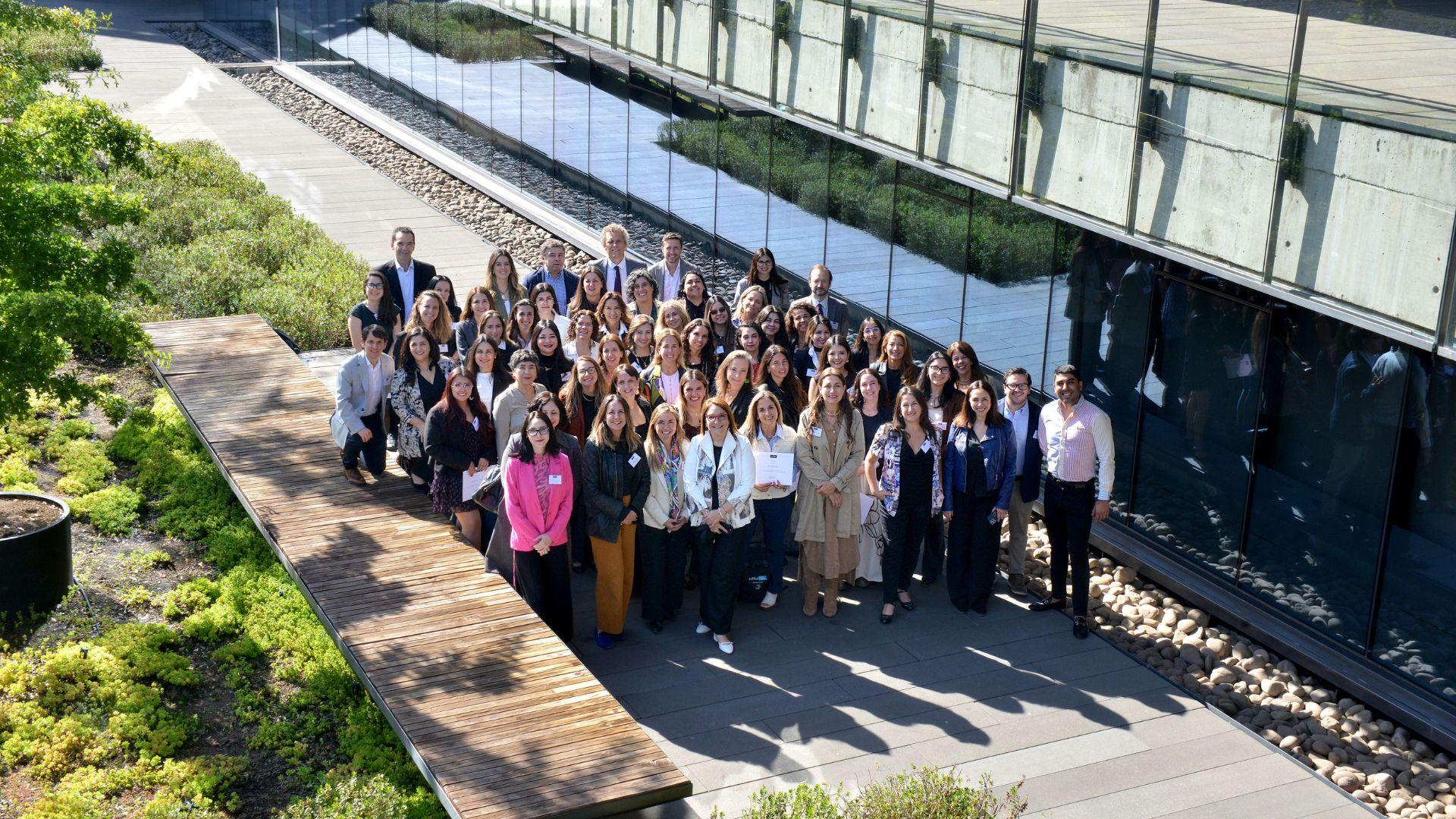 Trece mujeres amplían su formación en ingeniería y ciencias tras obtener Beca Mujer UAI  