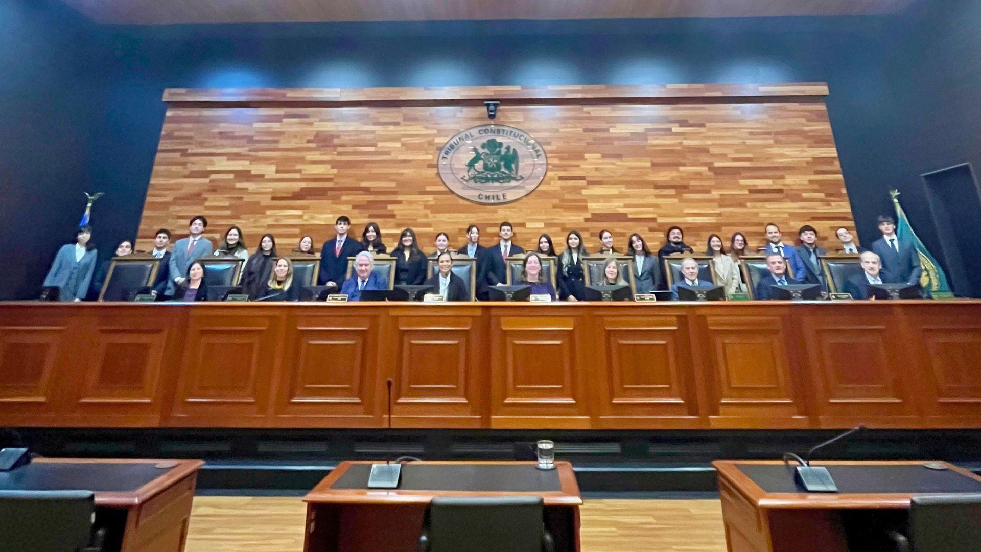 Docencia en terreno: estudiantes de Derecho visitan el Tribunal Constitucional