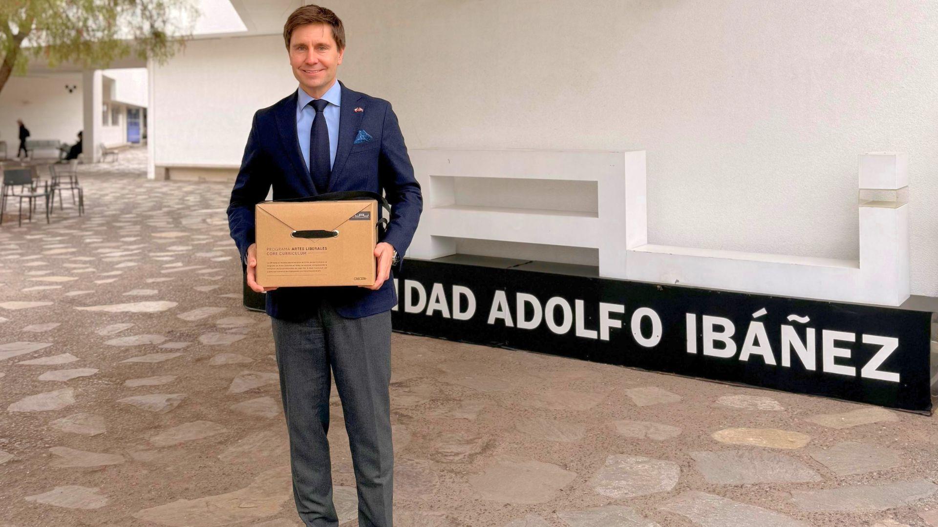 Per Anders Nilsen, Embajador de Noruega en Chile, visitó la Facultad de Artes Liberales UAI
