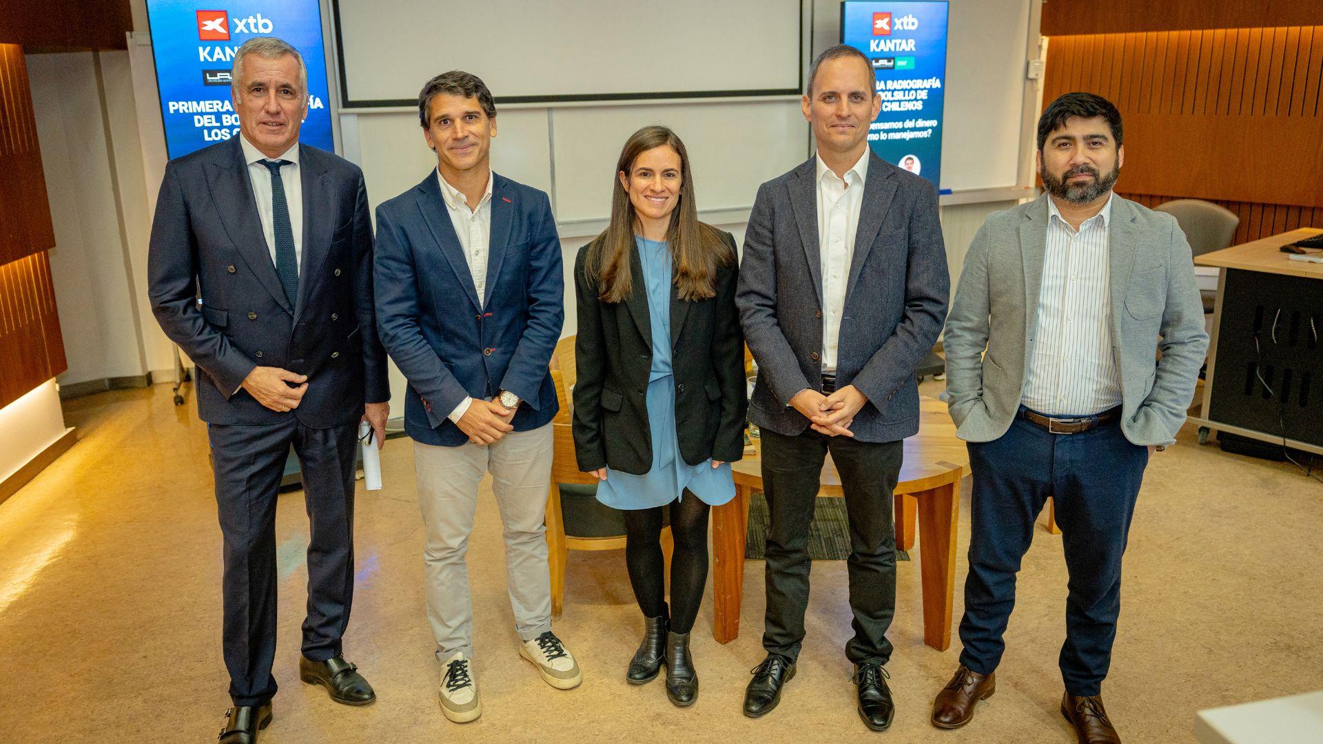 1 de cada 5 chilenos prefiere guardar su dinero “bajo el colchón”, según estudio presentado en la UA