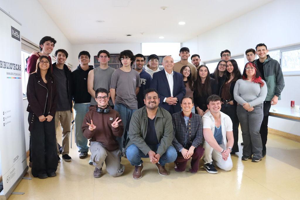 Investigación internacional desde el pregrado: UAI recibió a Rodrigo Narro de McMaster University