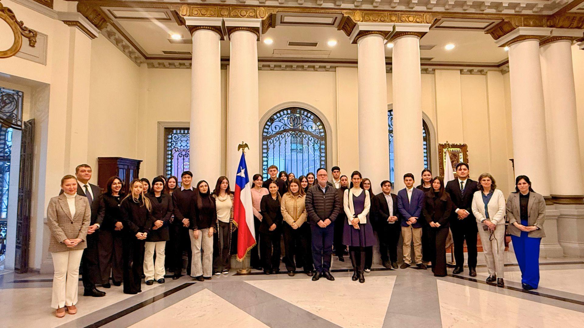Estudiantes de Derecho UAI conocen en terreno la formación y carrera diplomática en Chile