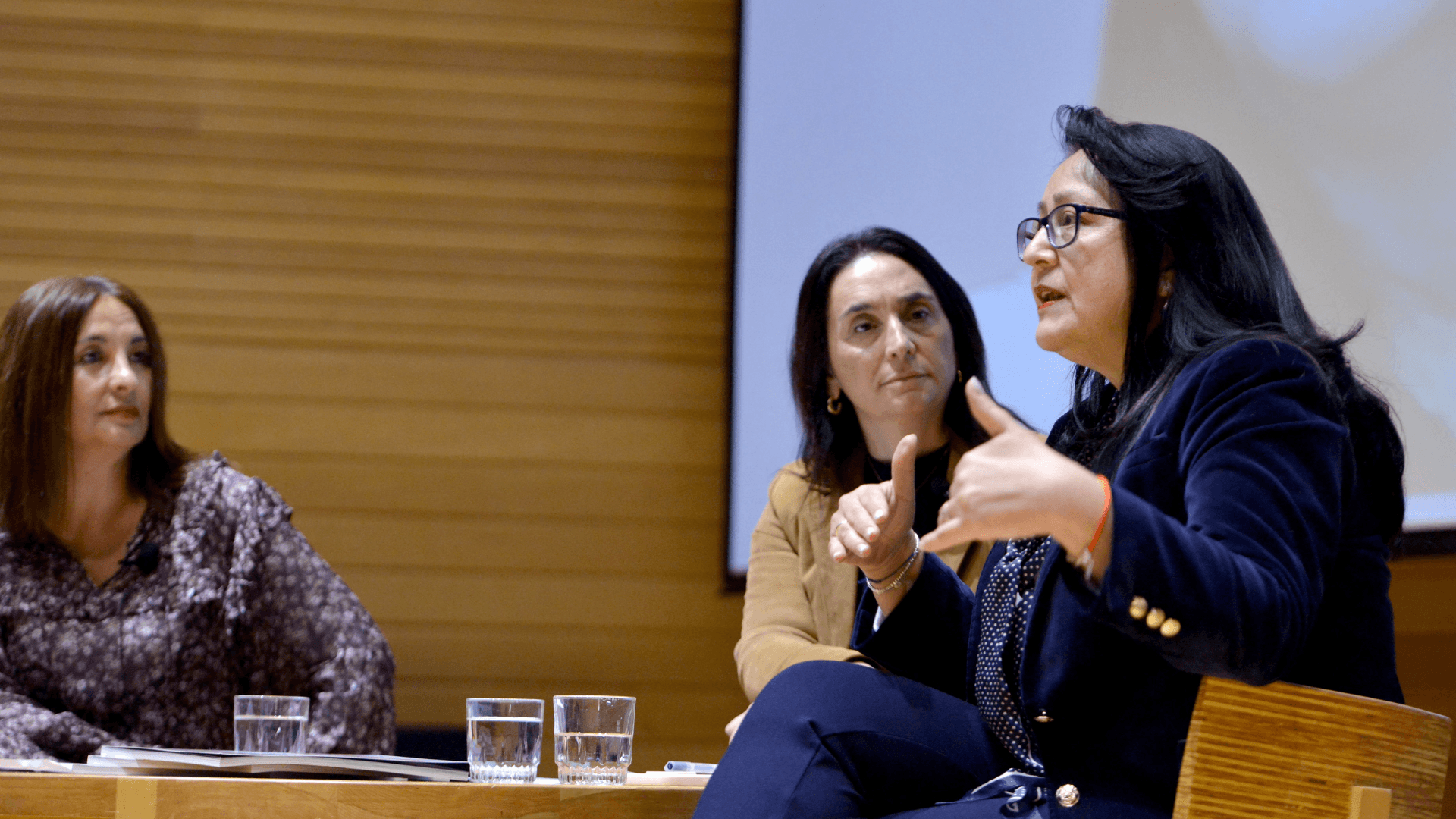 Contralora Dorothy Pérez aborda los desafíos de la probidad y el liderazgo público en la UAI