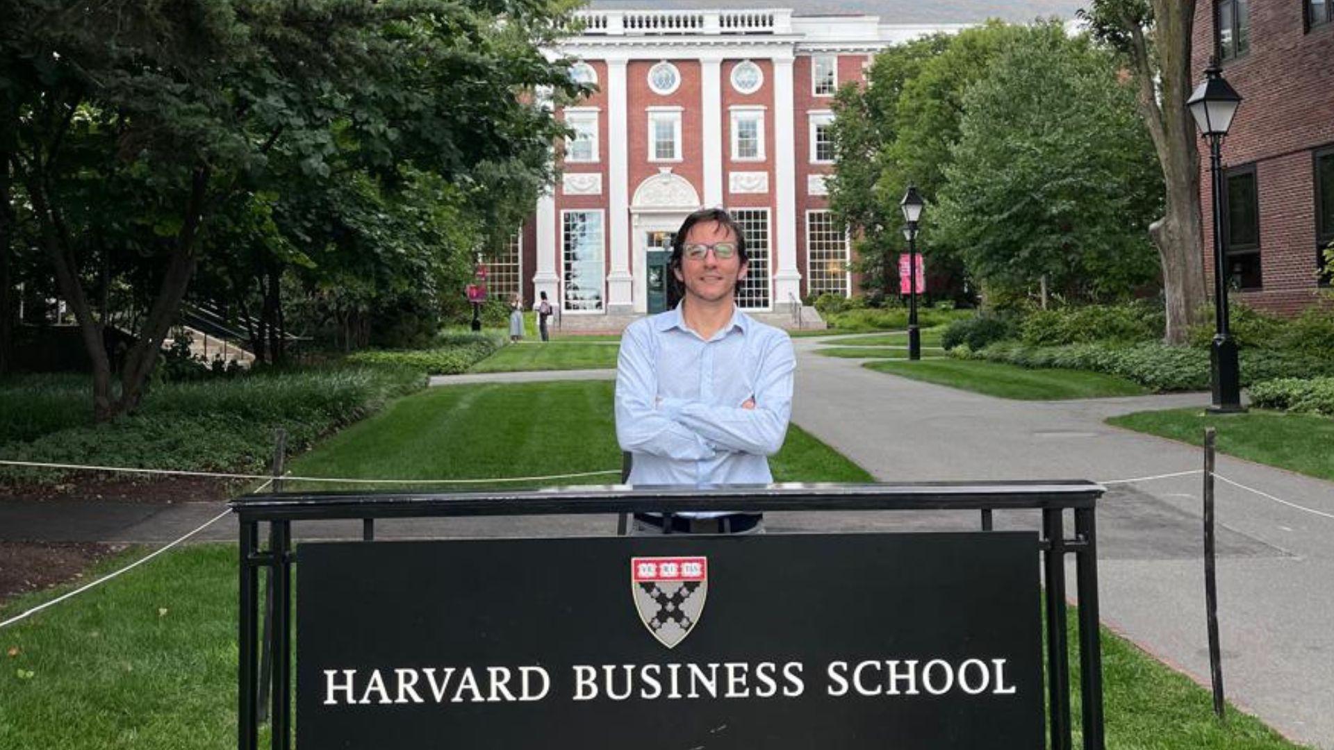 Académico de la Escuela de Negocios realiza estancia de investigación en Harvard University