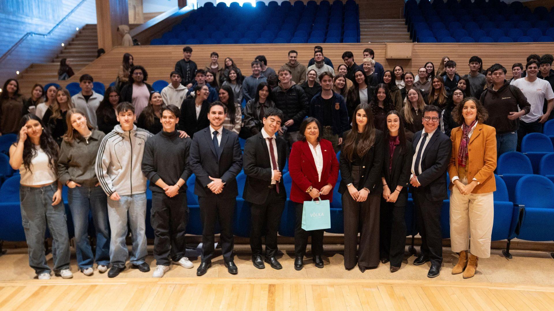 Subsecretaria Marcia Raphael dialoga con estudiantes de Derecho UAI sobre brechas de género