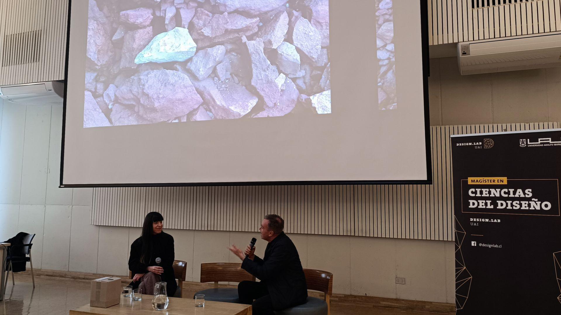 Mále Uribe comparte su experiencia en investigación material con estudiantes del Magíster en Diseño 