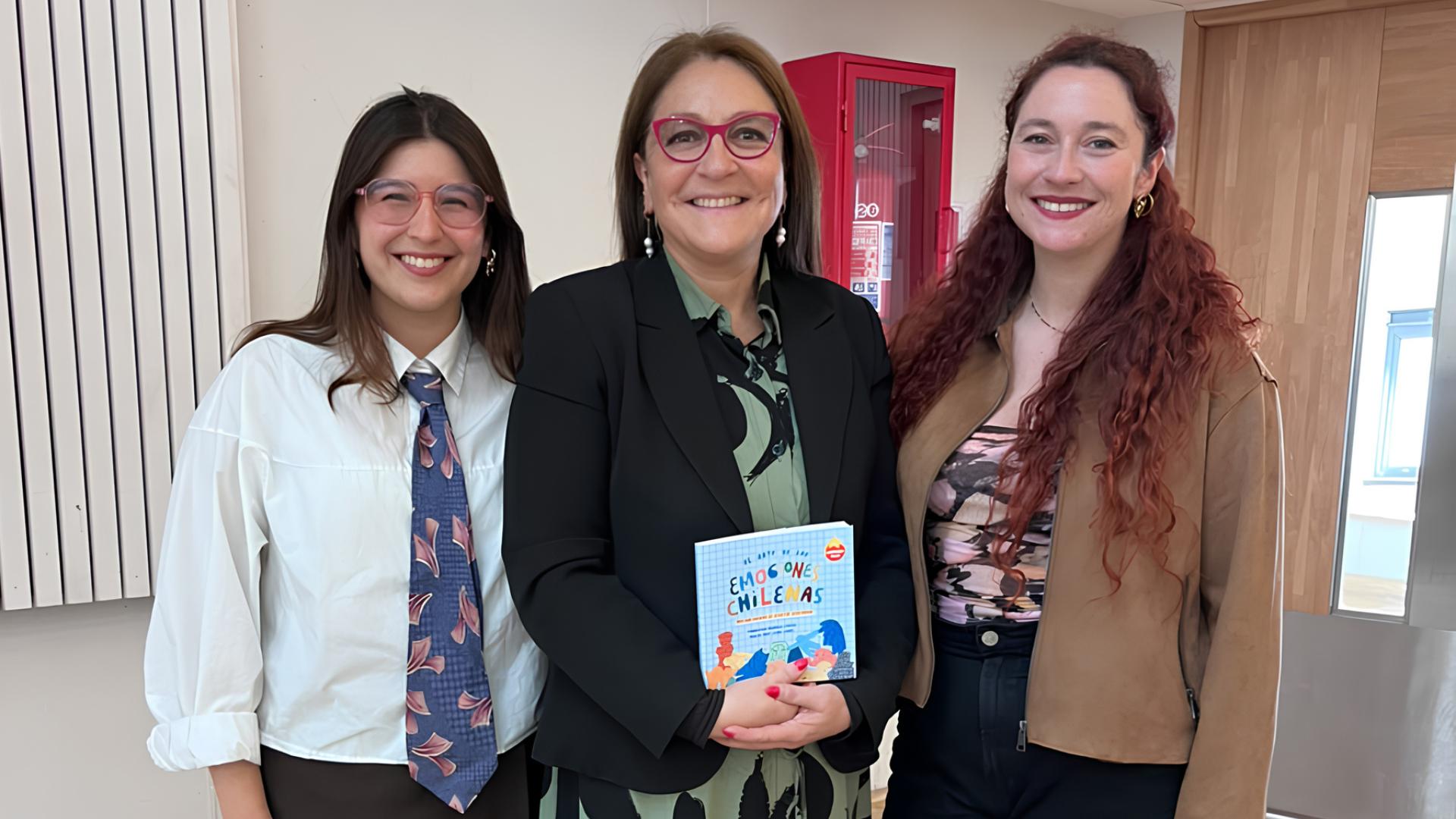 Egresada de Psicología UAI publica libro sobre cómo los chilenos hablamos de nuestras emociones